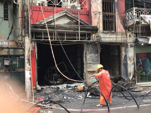  Hà Nội: Sau tiếng nổ lớn, lửa bao trùm ngôi nhà 4 tầng - Ảnh 1.