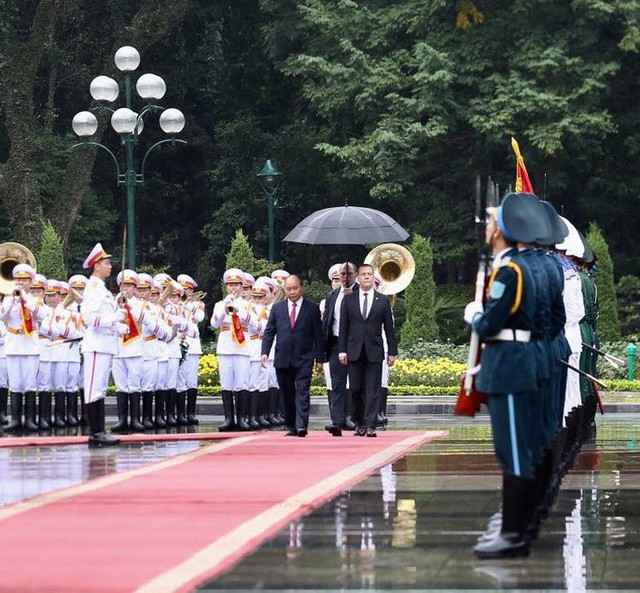 Cận cảnh lễ đón Thủ tướng Nga Dmitry Medvedev tại Phủ Chủ tịch - Ảnh 3.
