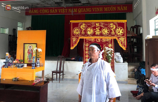 Chùm ảnh: Người dân Nha Trang đau xót dựng bàn thờ chung cho những nạn nhân đã khuất sau trận lũ và sạt lở lịch sử - Ảnh 17.