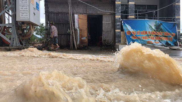 Đường ở Nha Trang biến thành suối, đá tảng lăn đầy đường - Ảnh 2.