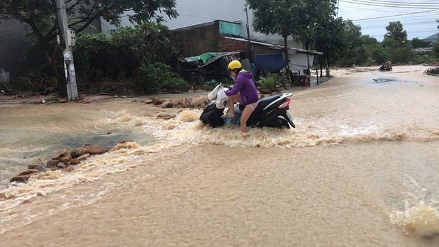 Đường ở Nha Trang biến thành suối, đá tảng lăn đầy đường - Ảnh 4.