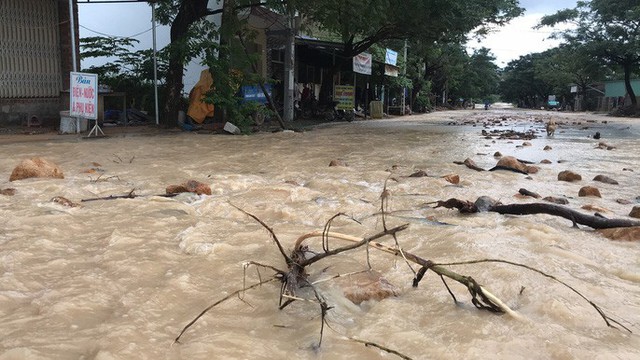 Đường ở Nha Trang biến thành suối, đá tảng lăn đầy đường - Ảnh 5.
