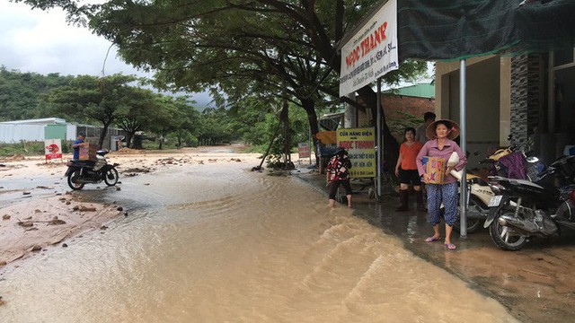 Đường ở Nha Trang biến thành suối, đá tảng lăn đầy đường - Ảnh 6.
