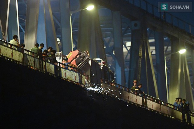  Toàn cảnh vụ trục vớt 2 nạn nhân trong xe sang Mercedes lao xuống sông Hồng - Ảnh 2.