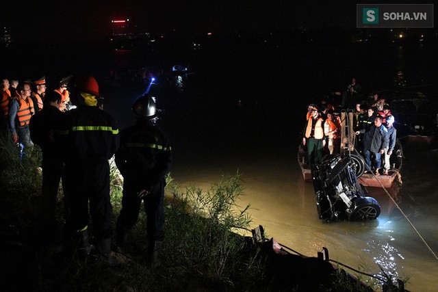  Toàn cảnh vụ trục vớt 2 nạn nhân trong xe sang Mercedes lao xuống sông Hồng - Ảnh 9.