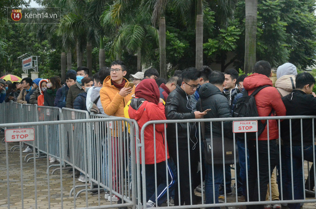 Hàng ngàn người xếp hàng dưới cái lạnh 13 độ để chờ nhận vé xem chung kết của đội tuyển Việt Nam - Ảnh 2.