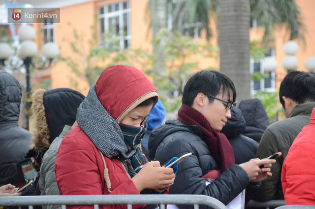 Hàng ngàn người xếp hàng dưới cái lạnh 13 độ để chờ nhận vé xem chung kết của đội tuyển Việt Nam - Ảnh 17.