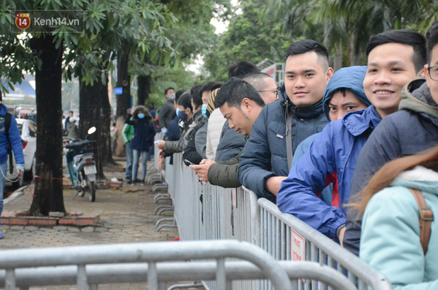 Hàng ngàn người xếp hàng dưới cái lạnh 13 độ để chờ nhận vé xem chung kết của đội tuyển Việt Nam - Ảnh 7.
