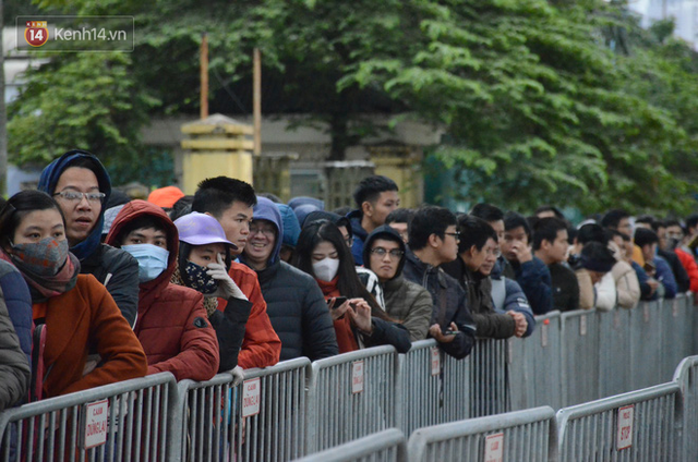 Hàng ngàn người xếp hàng dưới cái lạnh 13 độ để chờ nhận vé xem chung kết của đội tuyển Việt Nam - Ảnh 8.