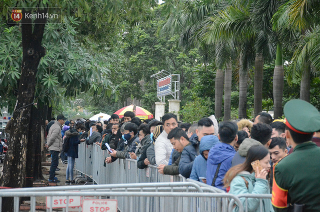 Hàng ngàn người xếp hàng dưới cái lạnh 13 độ để chờ nhận vé xem chung kết của đội tuyển Việt Nam - Ảnh 10.