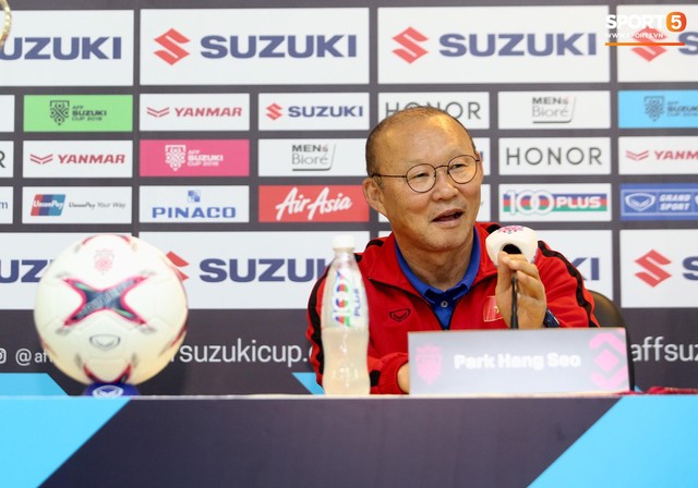HLV Park Hang-seo bật cười khi nghe hậu vệ Malaysia nói Việt Nam chủ trương đá xấu - Ảnh 1.