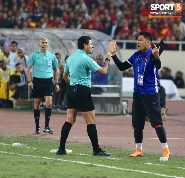 Trọng tài đẳng cấp World Cup gây bức xúc vì liên tục rút thẻ vàng cho cầu thủ Việt Nam - Ảnh 1.