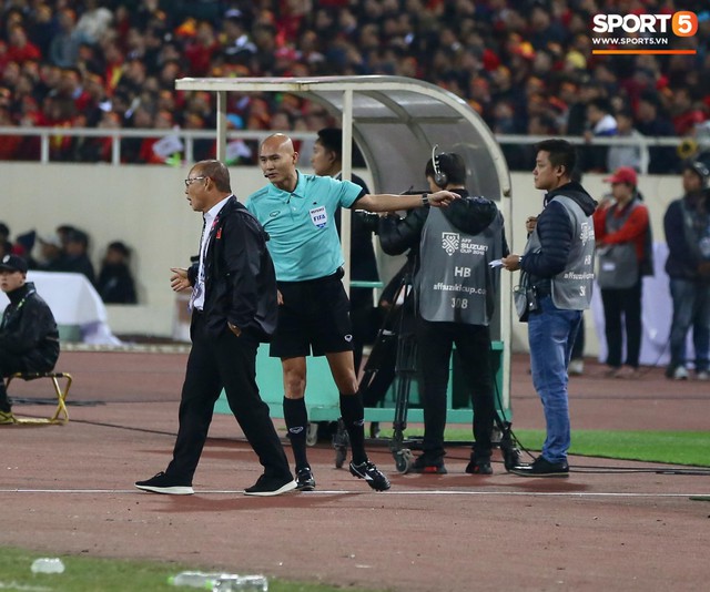 Trọng tài đẳng cấp World Cup gây bức xúc vì liên tục rút thẻ vàng cho cầu thủ Việt Nam - Ảnh 2.