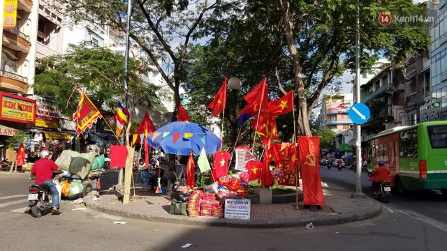 Người dân rộn ràng cờ hoa xuống phố, cháy hết mình cùng đội tuyển Việt Nam trong trận đấu với Philippines - Ảnh 1.