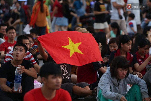 Người dân rộn ràng cờ hoa xuống phố, cháy hết mình cùng đội tuyển Việt Nam trong trận đấu với Philippines - Ảnh 12.