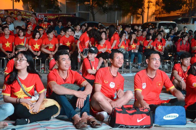 Người dân rộn ràng cờ hoa xuống phố, cháy hết mình cùng đội tuyển Việt Nam trong trận đấu với Philippines - Ảnh 5.