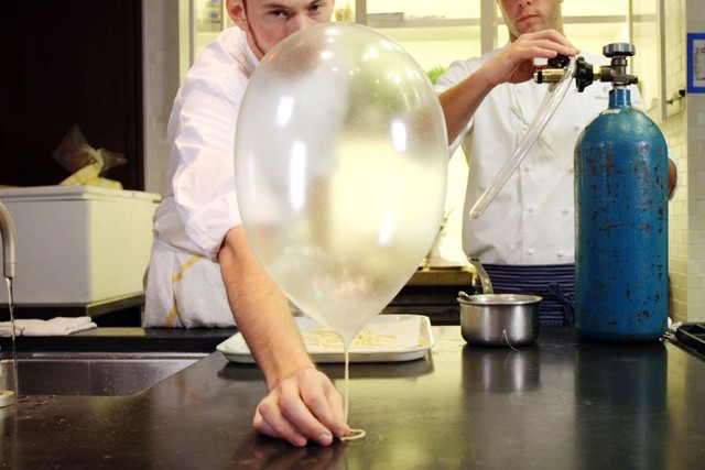 Nhìn cứ tưởng bong bóng, ai ngờ đây là món tráng miệng tuyệt đỉnh của nhà hàng 3 sao Michelin ở Mỹ - Ảnh 6.