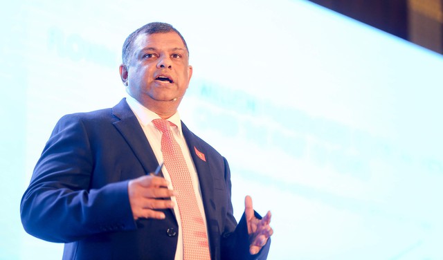 CEO AirAsia Tony Fernandes: Tôi không điên để bỏ qua phân khúc Việt Nam! - Ảnh 2. CEO AirAsia Tony Fernandes: Tôi không điên để bỏ qua phân khúc Việt Nam! - Ảnh 2.