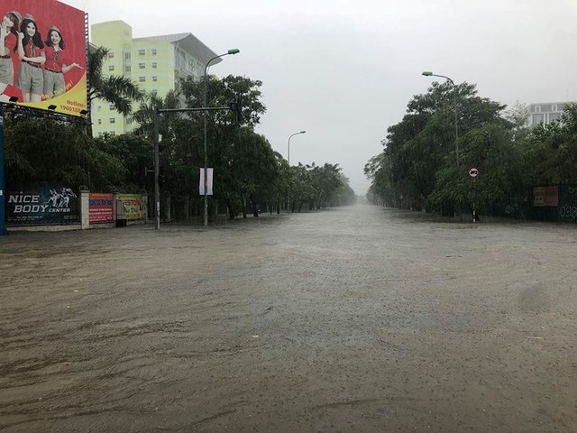 Mưa cực lớn tại Nghệ An, đường phố thành Vinh ngập sâu trong nước   - Ảnh 4.