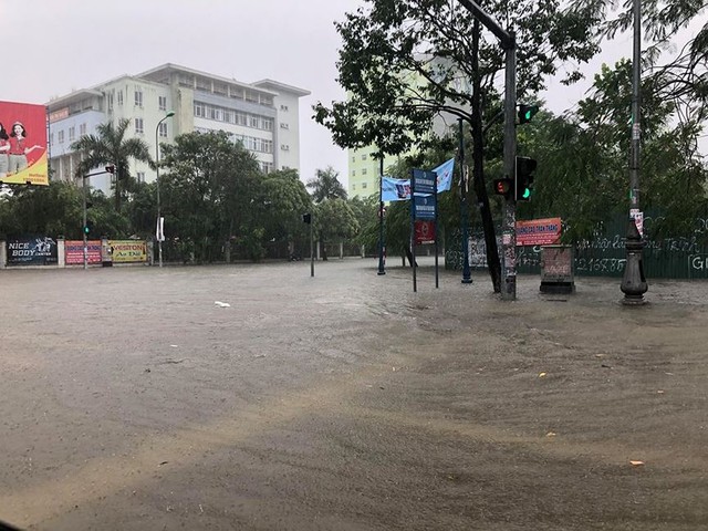 Mưa cực lớn tại Nghệ An, đường phố thành Vinh ngập sâu trong nước   - Ảnh 5.