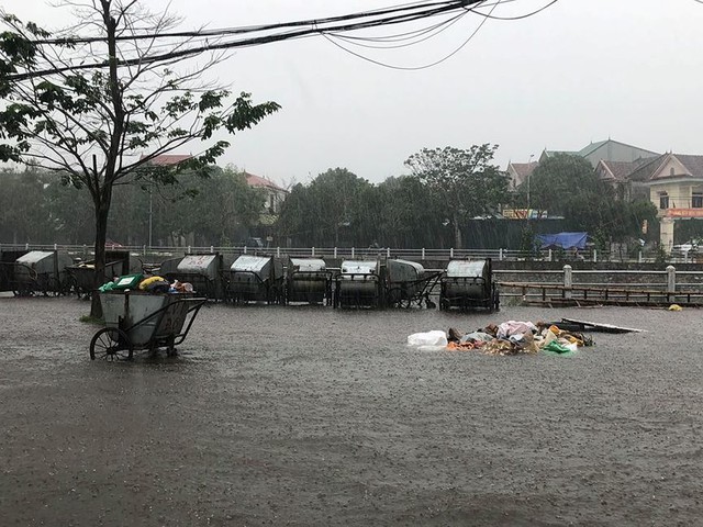 Mưa cực lớn tại Nghệ An, đường phố thành Vinh ngập sâu trong nước   - Ảnh 7.