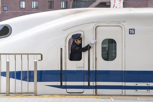 Nhân viên đường sắt Nhật Bản luôn dùng tay chỉ vào mọi vật và đây là lý do đằng sau hành động thú vị ấy - Ảnh 3.