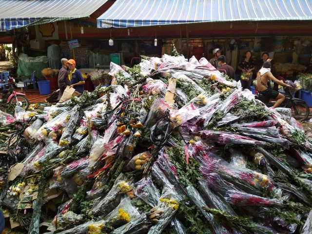  Hoa Tết đổ bỏ chất đống thành ‘núi’ tại chợ hoa lớn nhất Sài Gòn - Ảnh 2.