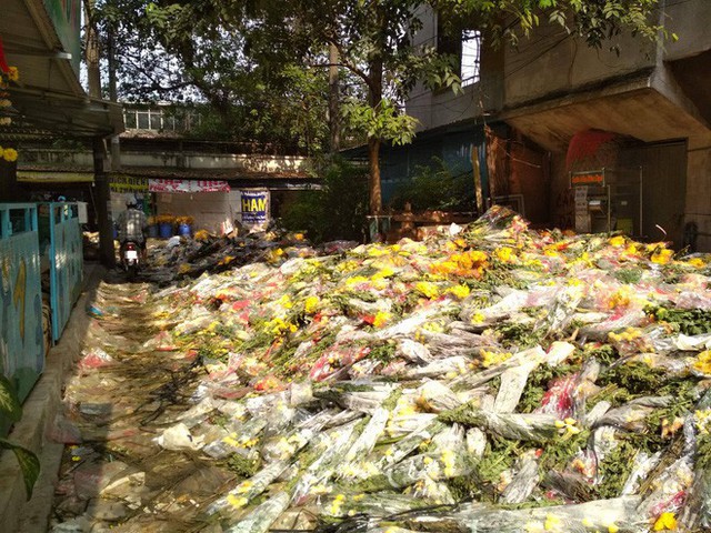  Hoa Tết đổ bỏ chất đống thành ‘núi’ tại chợ hoa lớn nhất Sài Gòn - Ảnh 3.