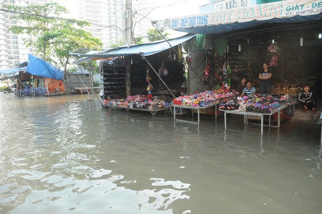  Nước dâng ngập lút bánh xe trên nhiều tuyến đường ở Sài Gòn - Ảnh 7.