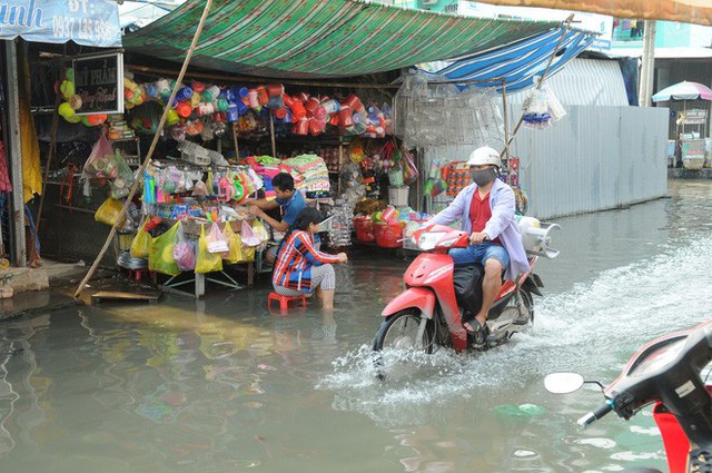  Nước dâng ngập lút bánh xe trên nhiều tuyến đường ở Sài Gòn - Ảnh 8.