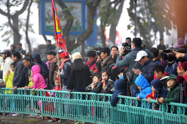  Người dân háo hức xem lễ hội đua thuyền rồng đầu tiên trên hồ Tây - Ảnh 2.