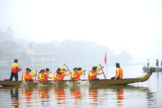  Người dân háo hức xem lễ hội đua thuyền rồng đầu tiên trên hồ Tây - Ảnh 11.