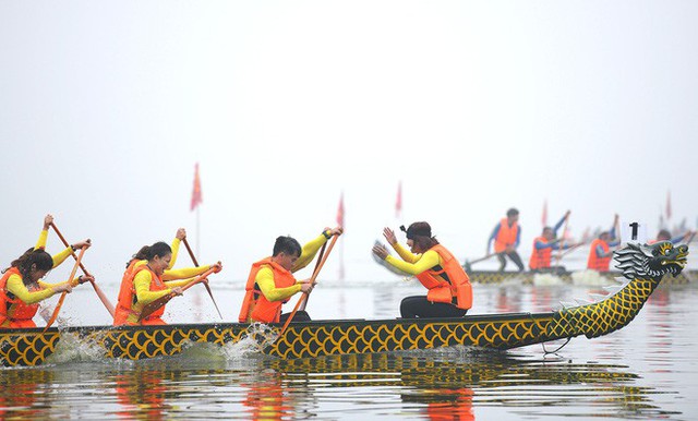  Người dân háo hức xem lễ hội đua thuyền rồng đầu tiên trên hồ Tây - Ảnh 12.
