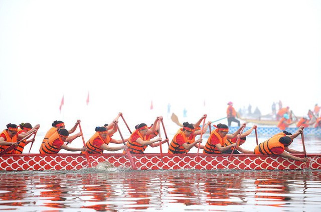  Người dân háo hức xem lễ hội đua thuyền rồng đầu tiên trên hồ Tây - Ảnh 15.