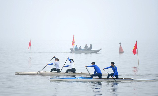  Người dân háo hức xem lễ hội đua thuyền rồng đầu tiên trên hồ Tây - Ảnh 8.