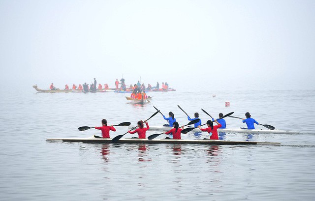  Người dân háo hức xem lễ hội đua thuyền rồng đầu tiên trên hồ Tây - Ảnh 9.