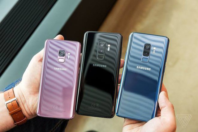 Công nhân Samsung Việt Nam thức đêm chào đón bộ đôi Galaxy S9 và S9+  do chính tay mình làm ra - Ảnh 1.