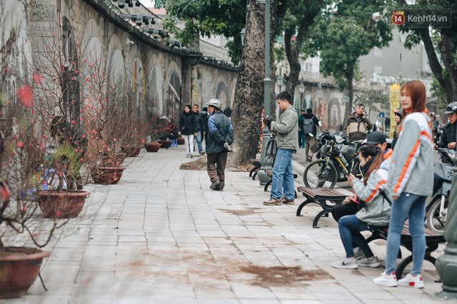 Phố bích họa Phùng Hưng hồi sinh, trở thành phố đi bộ kết nối với không gian chợ Đồng Xuân - Ảnh 3.