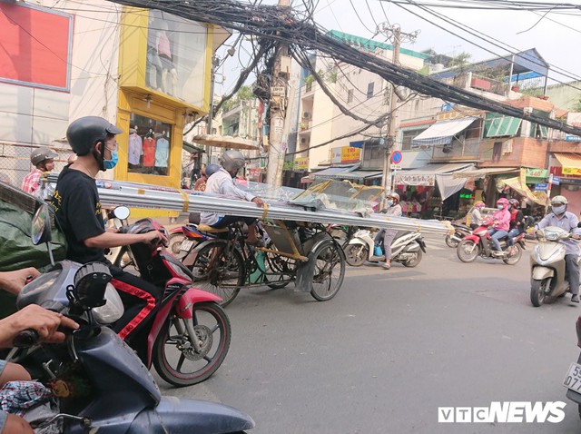 Ảnh: Xe máy chém lộng hành khắp phố Sài Gòn dịp cận Tết - Ảnh 6.