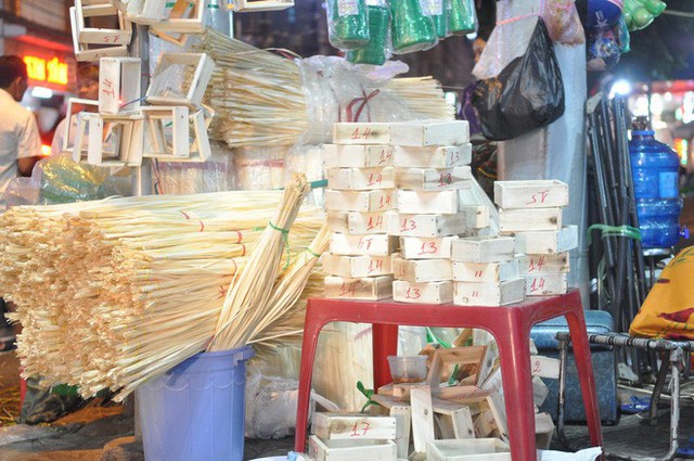  Hình ảnh phiên chợ lá dong gần gũi, thân thương mỗi khi Tết đến ở Sài Gòn - Ảnh 2.