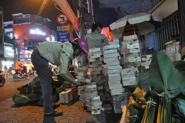  Hình ảnh phiên chợ lá dong gần gũi, thân thương mỗi khi Tết đến ở Sài Gòn - Ảnh 6.