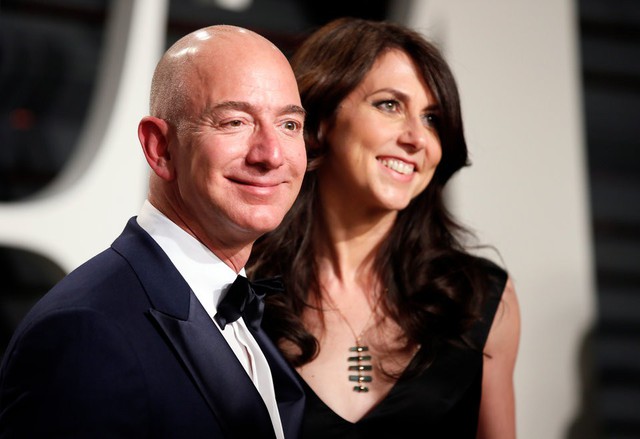 Gia nhập giới siêu giàu, Jeff Bezos chập chững trải nghiệm mối quan tâm hàng đầu của các tỷ phú theo cách khác biệt  - Ảnh 2.