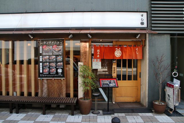 Blogger nổi tiếng Mark Wiens chia sẻ hành trình khám phá quán sushi cực ngon ở Tokyo - Ảnh 1.