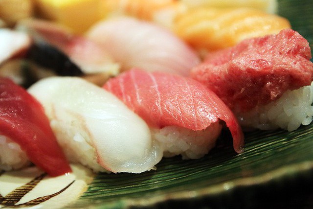 Blogger nổi tiếng Mark Wiens chia sẻ hành trình khám phá quán sushi cực ngon ở Tokyo - Ảnh 12.