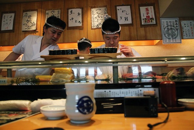 Blogger nổi tiếng Mark Wiens chia sẻ hành trình khám phá quán sushi cực ngon ở Tokyo - Ảnh 3.