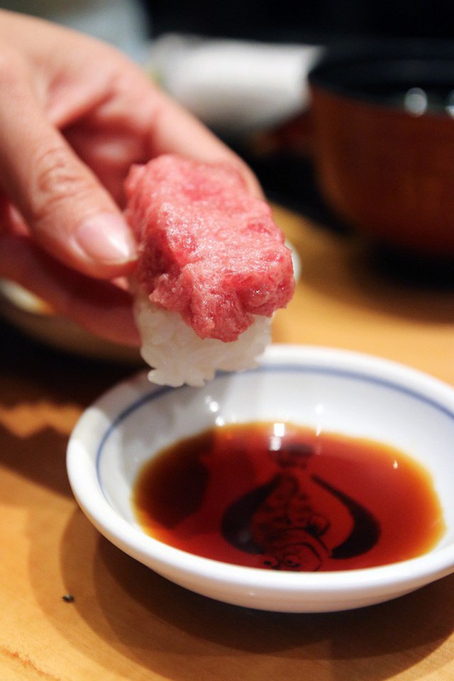 Blogger nổi tiếng Mark Wiens chia sẻ hành trình khám phá quán sushi cực ngon ở Tokyo - Ảnh 10.