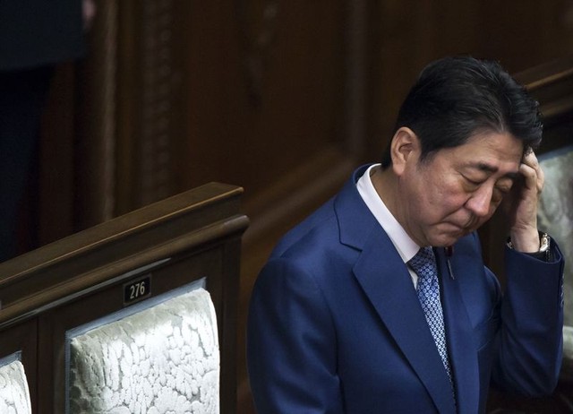 Thủ tướng Nhật xin lỗi về bê bối thứ 2 trong tháng - Ảnh 1.