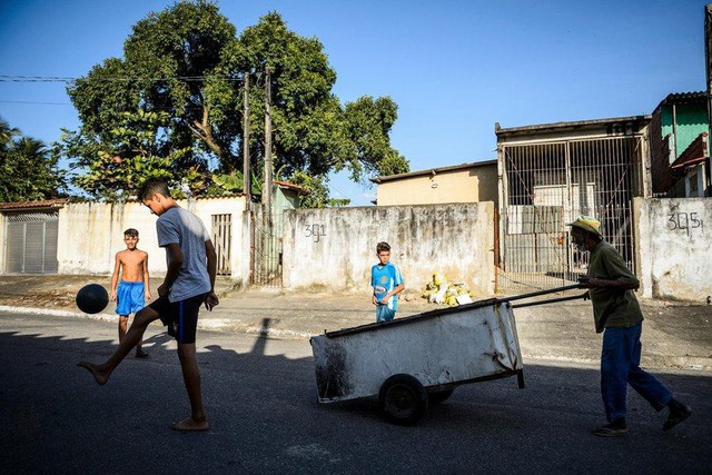 Neymar never gives up: The boy in the poor neighborhood conquers his dream with the ball, becoming the most expensive player in the world - Photo 1.