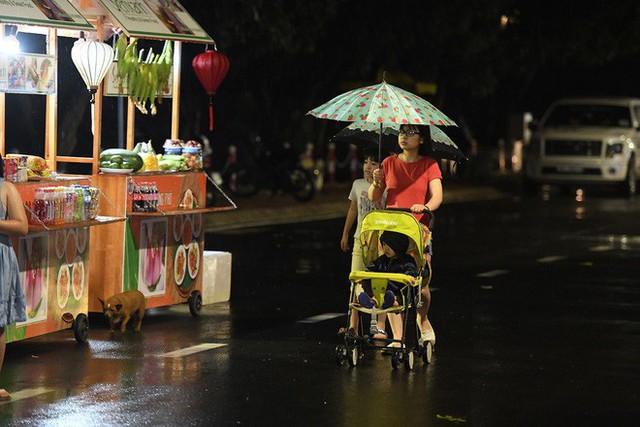  Người lớn, trẻ nhỏ Hà Nội đội mưa khai trương phố đi bộ Trịnh Công Sơn - Ảnh 12.