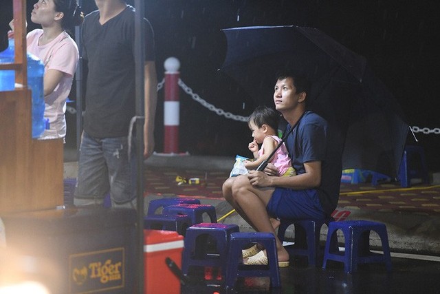  Người lớn, trẻ nhỏ Hà Nội đội mưa khai trương phố đi bộ Trịnh Công Sơn - Ảnh 13.